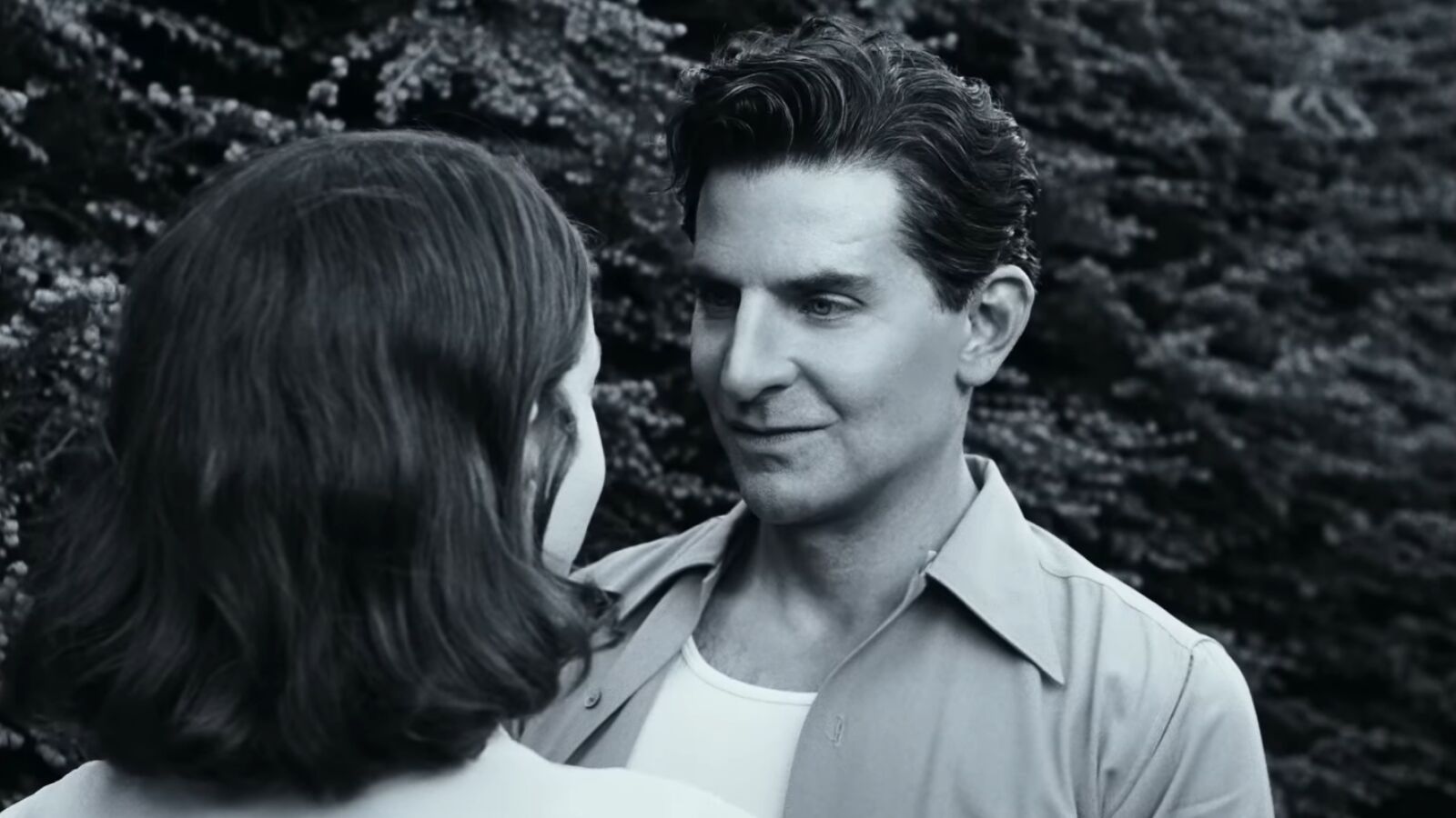 Lluvia de críticas a Bradley Cooper por aumentarse la nariz para interpretar al judío Leonard Bernstein