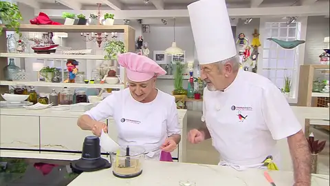 Vierte la mantequilla fundida Vierte la mantequilla fundida