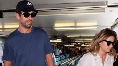 El mal rollo de Piqué con la prensa a su llegada al aeropuerto junto a Clara Chía