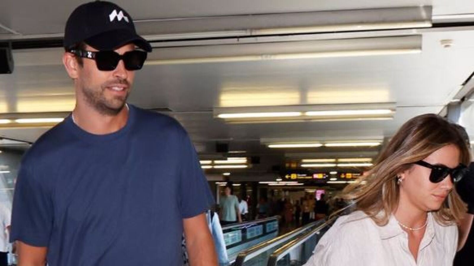 El mal rollo de Piqué con la prensa a su llegada al aeropuerto junto a Clara Chía