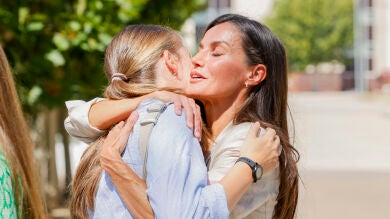 El sentido abrazo en público de la reina Letizia a su hija Leonor justo antes de ingresar en la Academia Militar