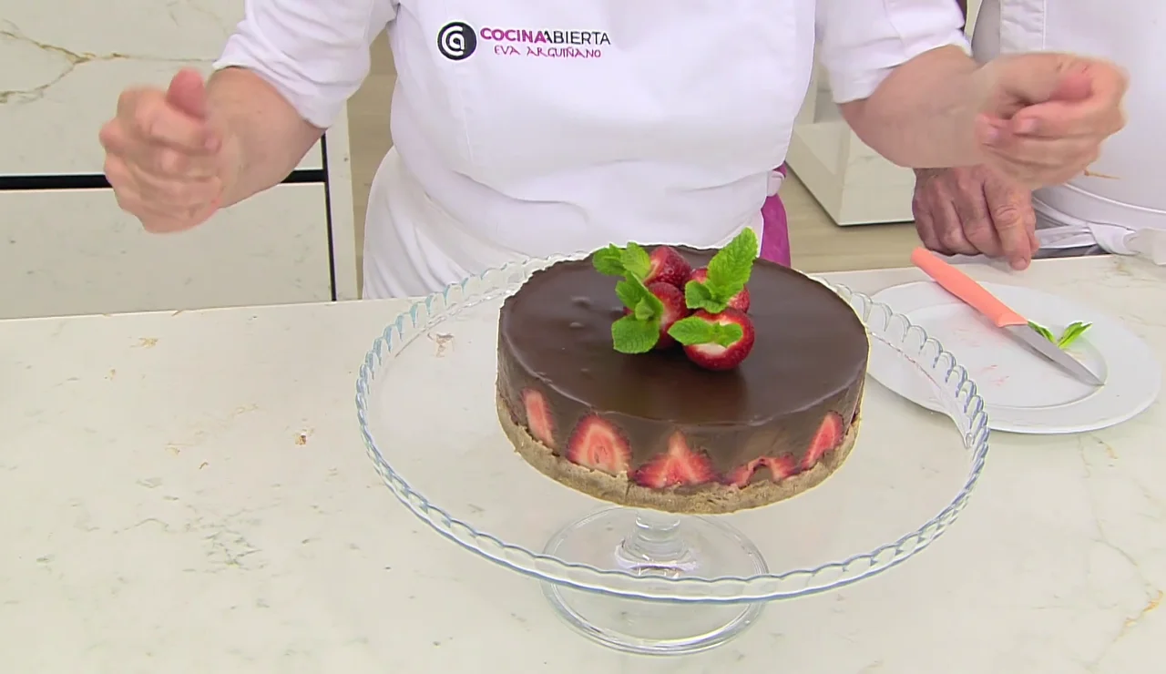 Receta fácil y exquisita de tarta de fresas y chocolate, de Eva Arguiñano