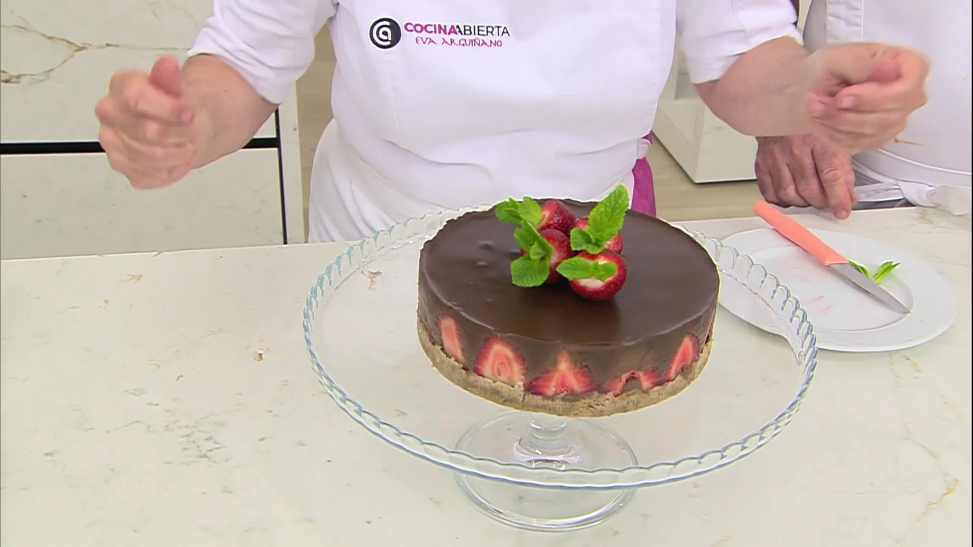 Receta fácil y exquisita de tarta de fresas y chocolate, de Eva Arguiñano Receta fácil y exquisita de tarta de fresas y chocolate, de Eva Arguiñano