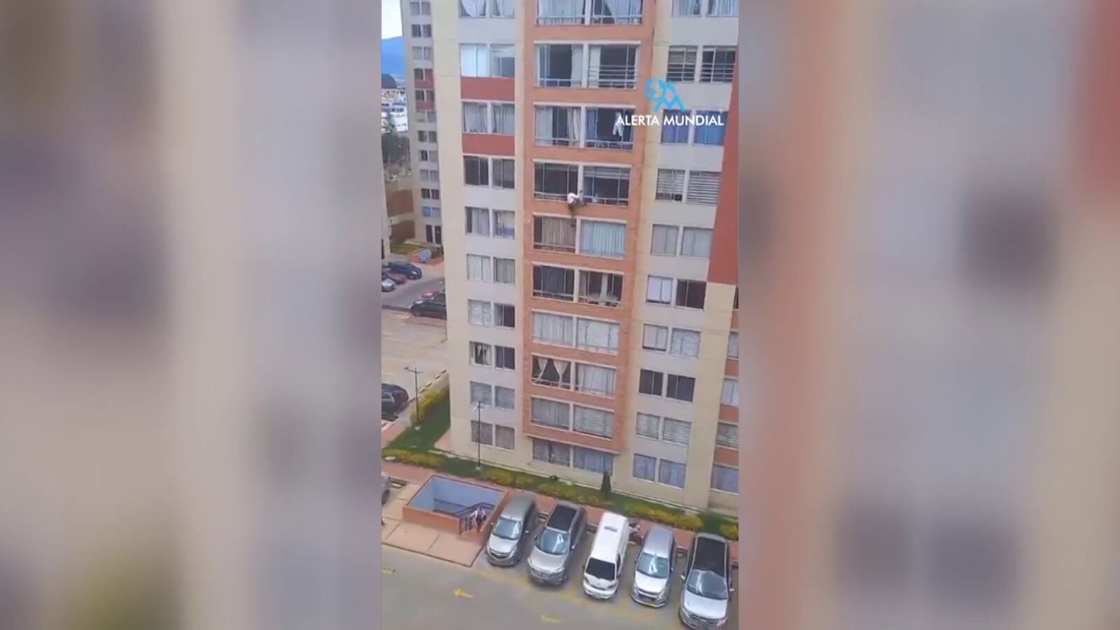 Demoledoras imágenes: una mujer entra en pánico y salta desde un séptimo piso durante el terremoto que ha sacudido Colombia 