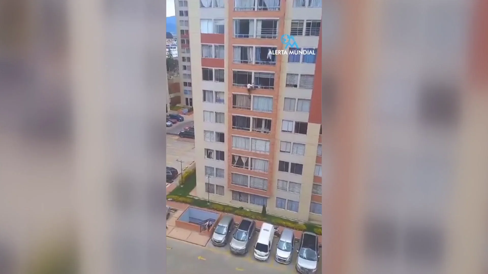 Una mujer presa del p&aacute;nico se tira al vac&iacute;o en Colombia durante un terremoto y fallece