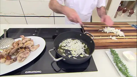 Pela la cebolla y los ajos, pícalos en daditos Pela la cebolla y los ajos, pícalos en daditos