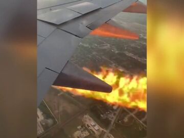 Avión Boing 737 en llamas 