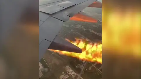 Avión Boing 737 en llamas 