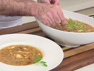 Triunfa en la cocina con la receta de sopa de ajo con rape de Karlos Arguiñano Triunfa en la cocina con la receta de sopa de ajo con rape de Karlos Arguiñano