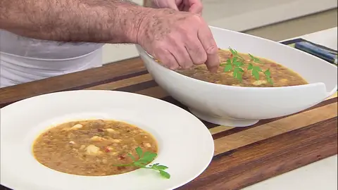 Triunfa en la cocina con la receta de sopa de ajo con rape de Karlos Arguiñano Triunfa en la cocina con la receta de sopa de ajo con rape de Karlos Arguiñano