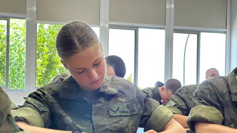 La princesa Leonor con el uniforme militar La princesa Leonor con el uniforme militar