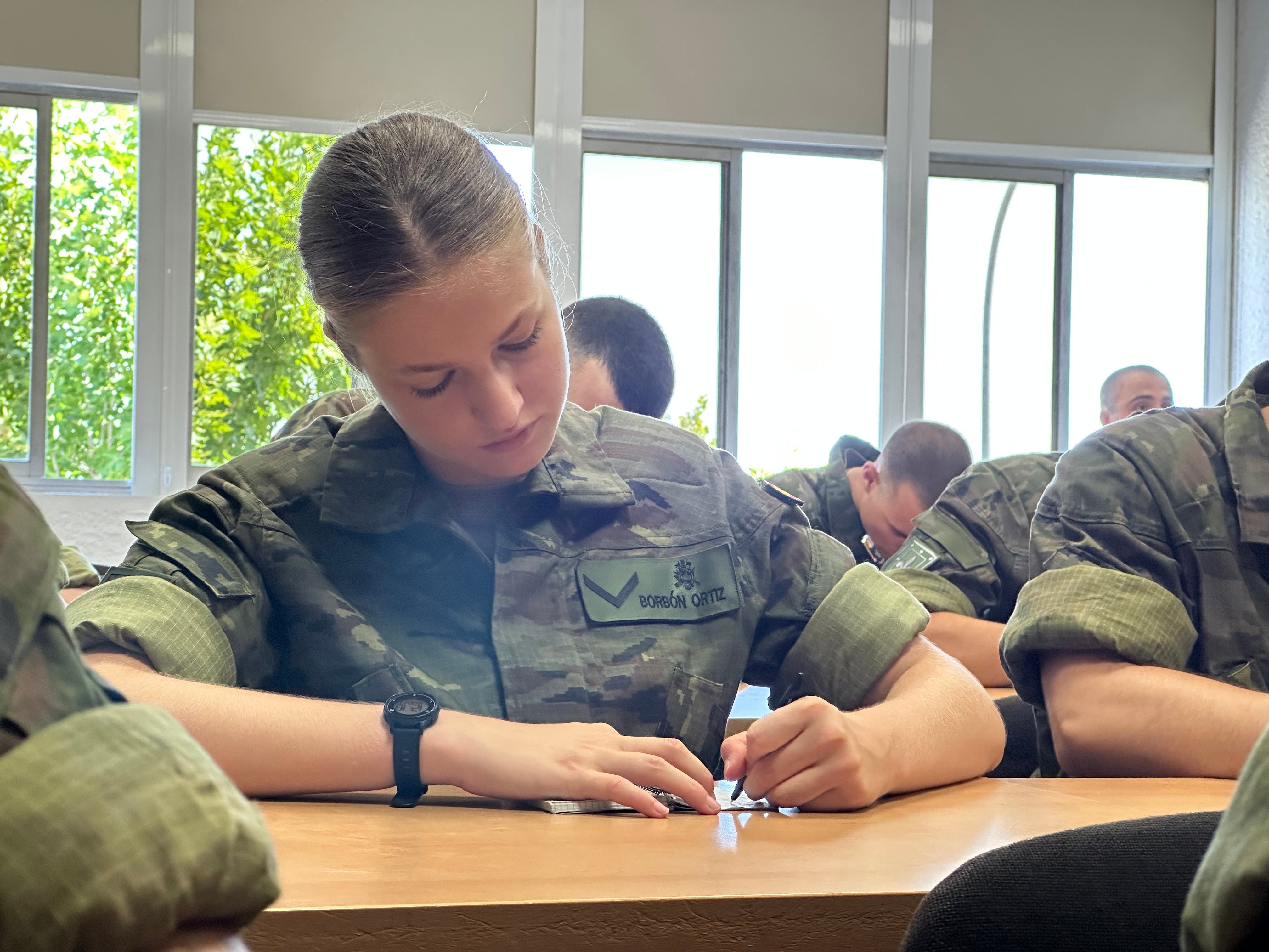 Princesa Leonor: El primer día en la Academia Militar con uniforme de la  dama cadete Borbón Ortiz, España