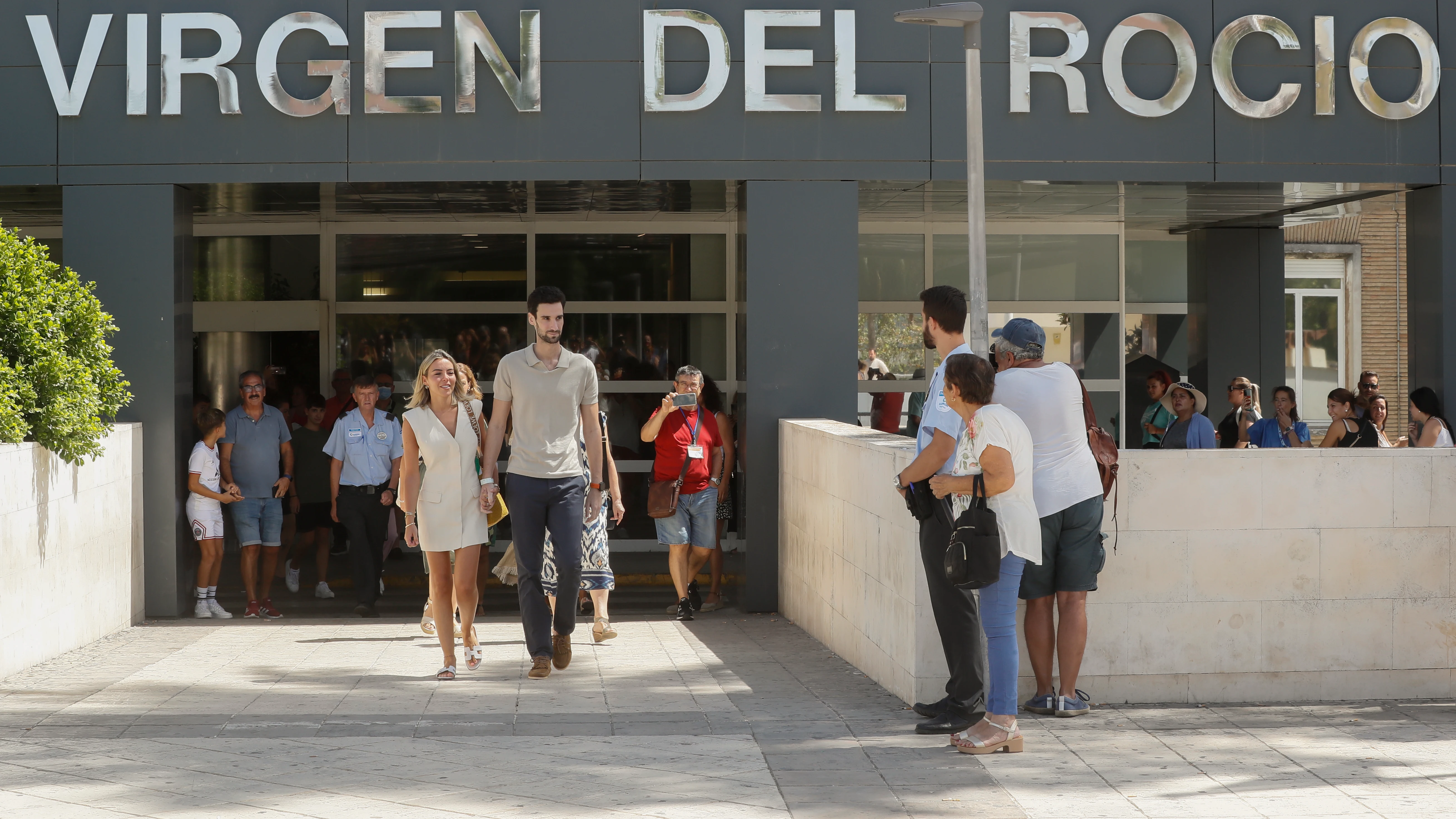Las primeras imágenes de Sergio Rico tras abandonar el hospital Las primeras imágenes de Sergio Rico tras abandonar el hospital