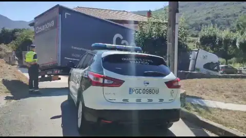 Un camión atascado en una calle de la localidad de Etuláin, Navarra