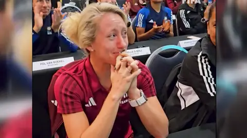 La reacción de Tori Penso tras ser designada como árbitra de la final del Mundial Femenino La reacción de Tori Penso tras ser designada como árbitra de la final del Mundial Femenino