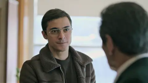 Yekta conoce a Ömer, su supuesto hijo ilegítimo… ¡Pero se niega a aceptarlo! Yekta conoce a Ömer, su supuesto hijo ilegítimo… ¡Pero se niega a aceptarlo!