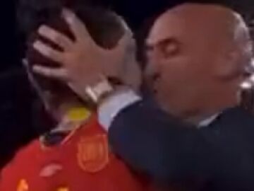Luis Rubiales le da un beso a Jennifer Hermoso 