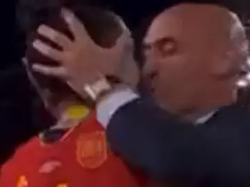Luis Rubiales le da un beso a Jennifer Hermoso Luis Rubiales le da un beso a Jennifer Hermoso