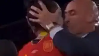 Luis Rubiales le da un beso a Jennifer Hermoso 