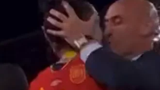 Luis Rubiales le da un beso a Jennifer Hermoso 
