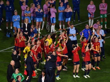 Las jugadoras de la selección femenina de España celebran el triunfo del Mundial de Fútbol femenino