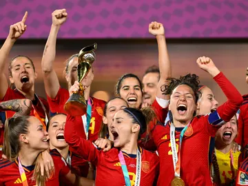 La selección española celebra con el trofeo de ganador tras ganar la final de la Copa Mundial Femenina de la FIFA 2023 La selección española celebra con el trofeo de ganador tras ganar la final de la Copa Mundial Femenina de la FIFA 2023