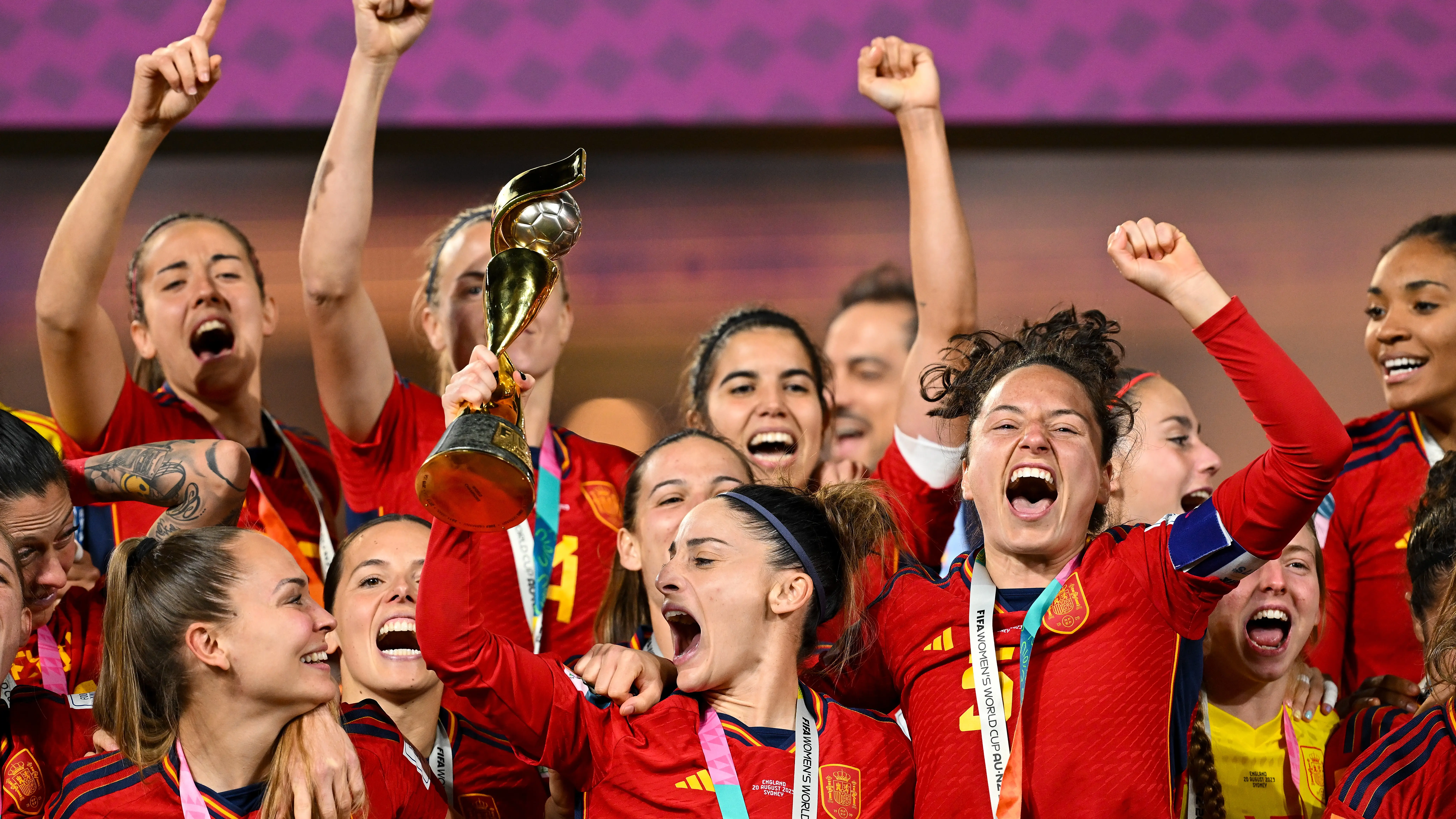  La selecci&oacute;n espa&ntilde;ola celebra con el trofeo de ganador tras ganar la final de la Copa Mundial Femenina de la FIFA 2023 