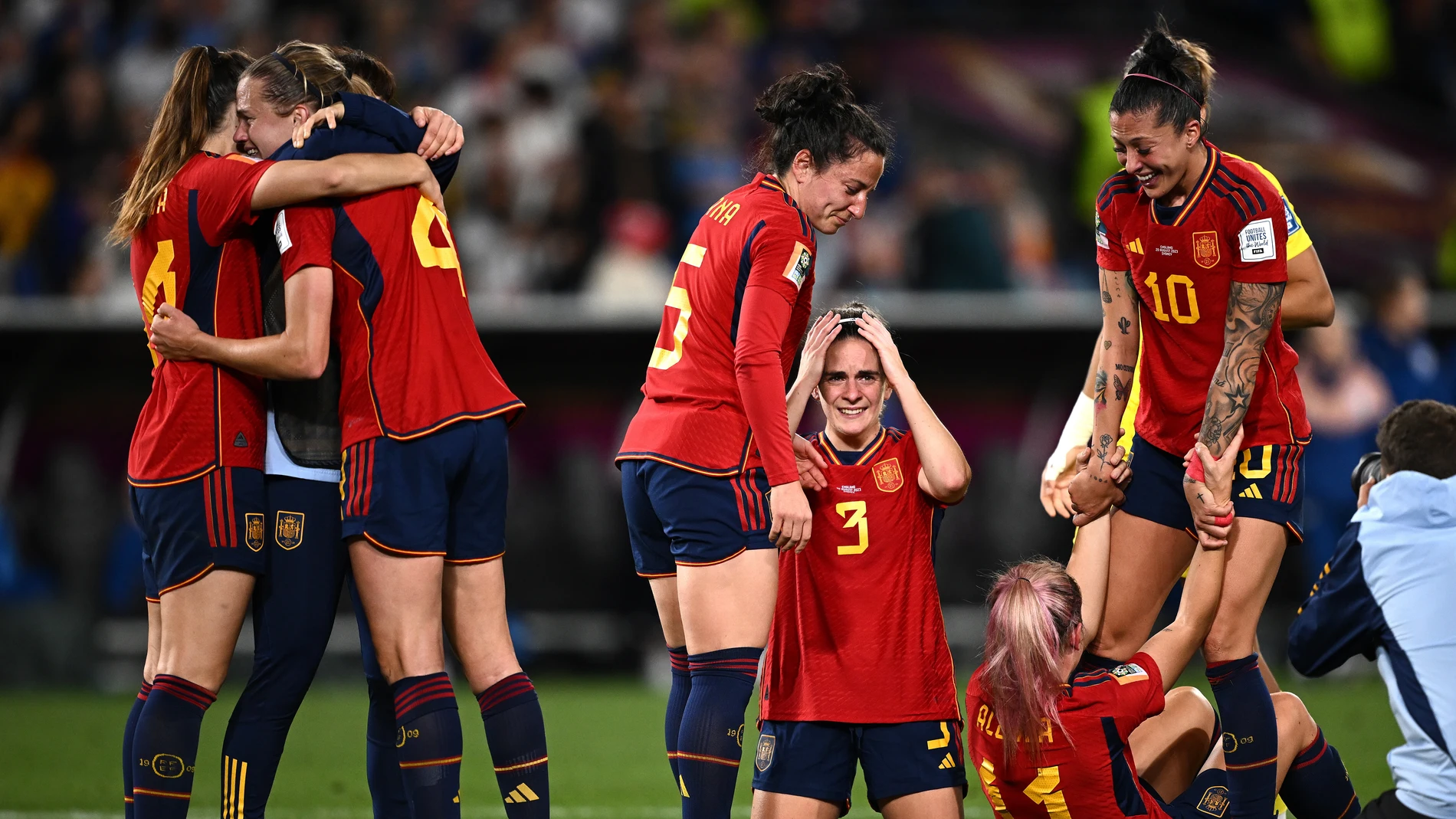 Las jugadoras españolas celebran el título Mundial tras ganar a Inglaterra