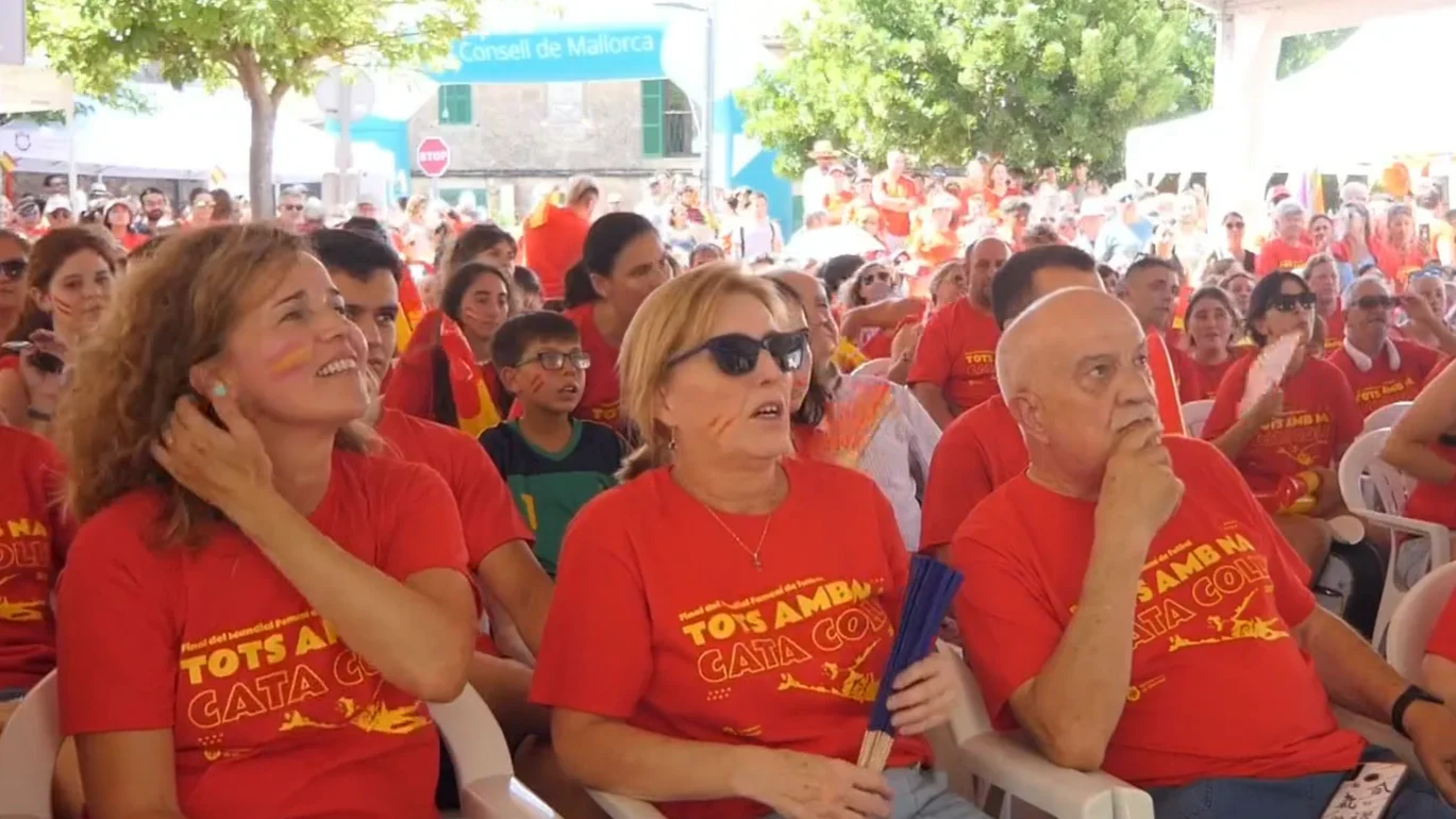 Aficionados españoles viendo el España - Inglaterra de la final del Mundial Aficionados españoles viendo el España - Inglaterra de la final del Mundial