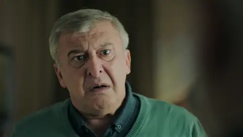 Metin descubre la verdad sobre Görkem y echa a Merdan de casa… ¡Él mató a su padre y quiso brindarle una nueva familia! Metin descubre la verdad sobre Görkem y echa a Merdan de casa… ¡Él mató a su padre y quiso brindarle una nueva familia!