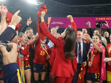 La reina Letizia celebra en el césped junto a las futbolistas la conquista del Mundial 2023 La reina Letizia celebra en el césped junto a las futbolistas la conquista del Mundial 2023