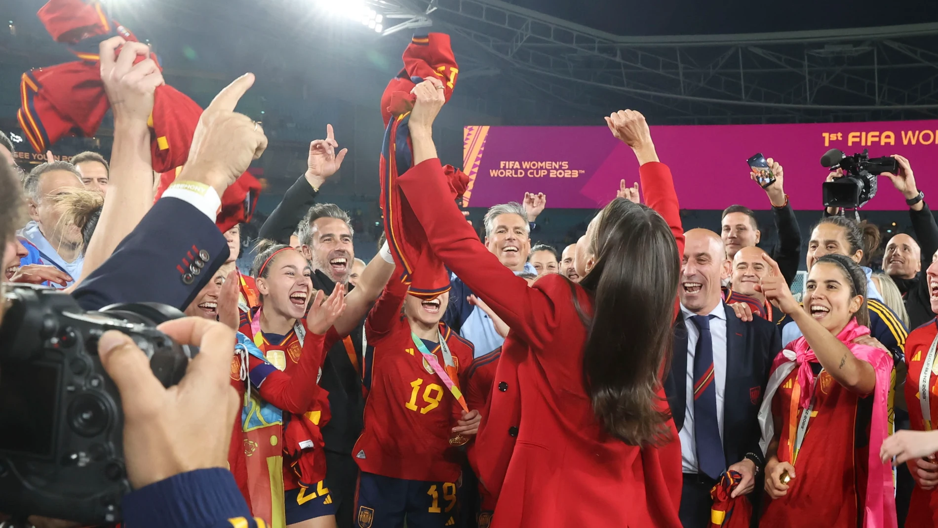 La reina Letizia celebra en el césped junto a las futbolistas la conquista del Mundial 2023 La reina Letizia celebra en el césped junto a las futbolistas la conquista del Mundial 2023