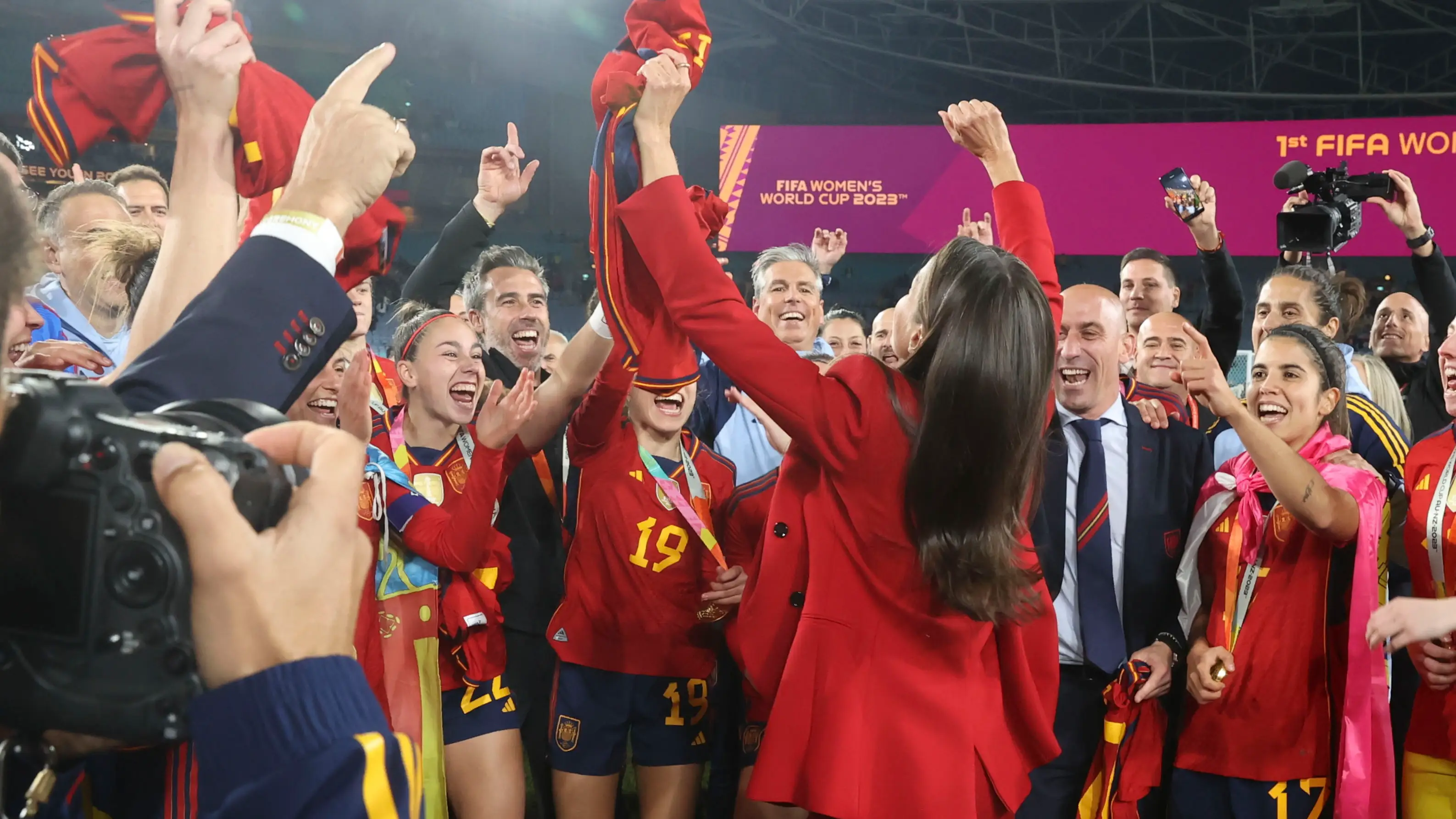 La reina Letizia celebra en el césped junto a las futbolistas la conquista del Mundial 2023 La reina Letizia celebra en el césped junto a las futbolistas la conquista del Mundial 2023