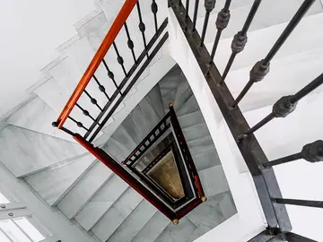 La escalera de un edificio La escalera de un edificio