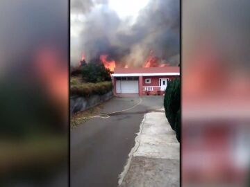 Fuego en Tenerife cerca de las viviendas