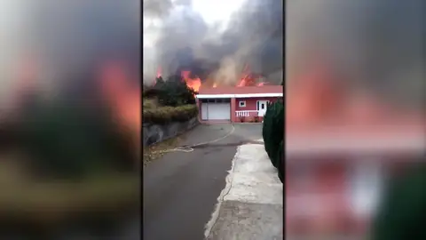 Fuego en Tenerife cerca de las viviendas