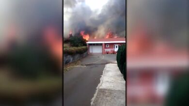 El momento en el que una familia huye de las llamas en Tenerife: 