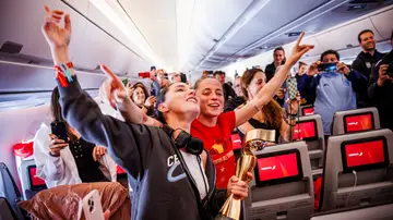 Las jugadoras de la selección celebran el título mundial en el avión