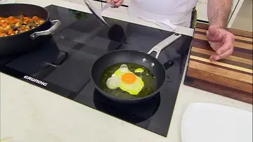 En otra sartén, fríe los huevos.