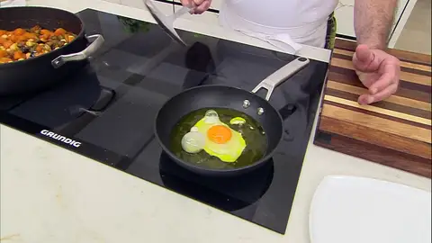 En otra sartén, fríe los huevos. En otra sartén, fríe los huevos.
