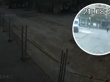 El policía corriendo hacia el niño El policía corriendo hacia el niño