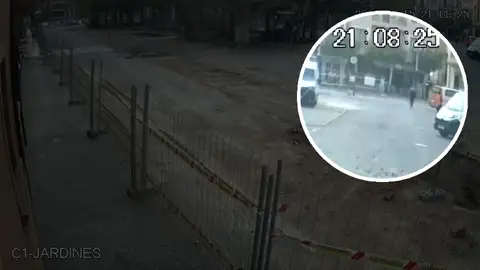 El policía corriendo hacia el niño El policía corriendo hacia el niño
