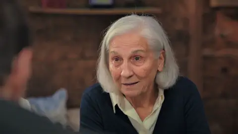 Asiye y Sevgi le proponen a Ömer marcharse de Estambul… ¡Pero él se niega! Asiye y Sevgi le proponen a Ömer marcharse de Estambul… ¡Pero él se niega!