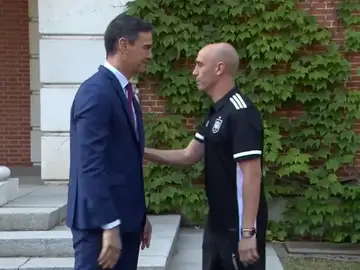 Gélido saludo de Sánchez y Rubiales Gélido saludo de Sánchez y Rubiales
