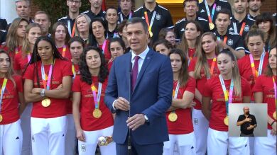 Pedro Sánchez recibe en la Moncloa a la selección femenina: 
