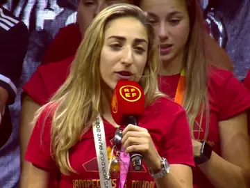 Olga Carmona toma la palabra en la fiesta de España Olga Carmona toma la palabra en la fiesta de España