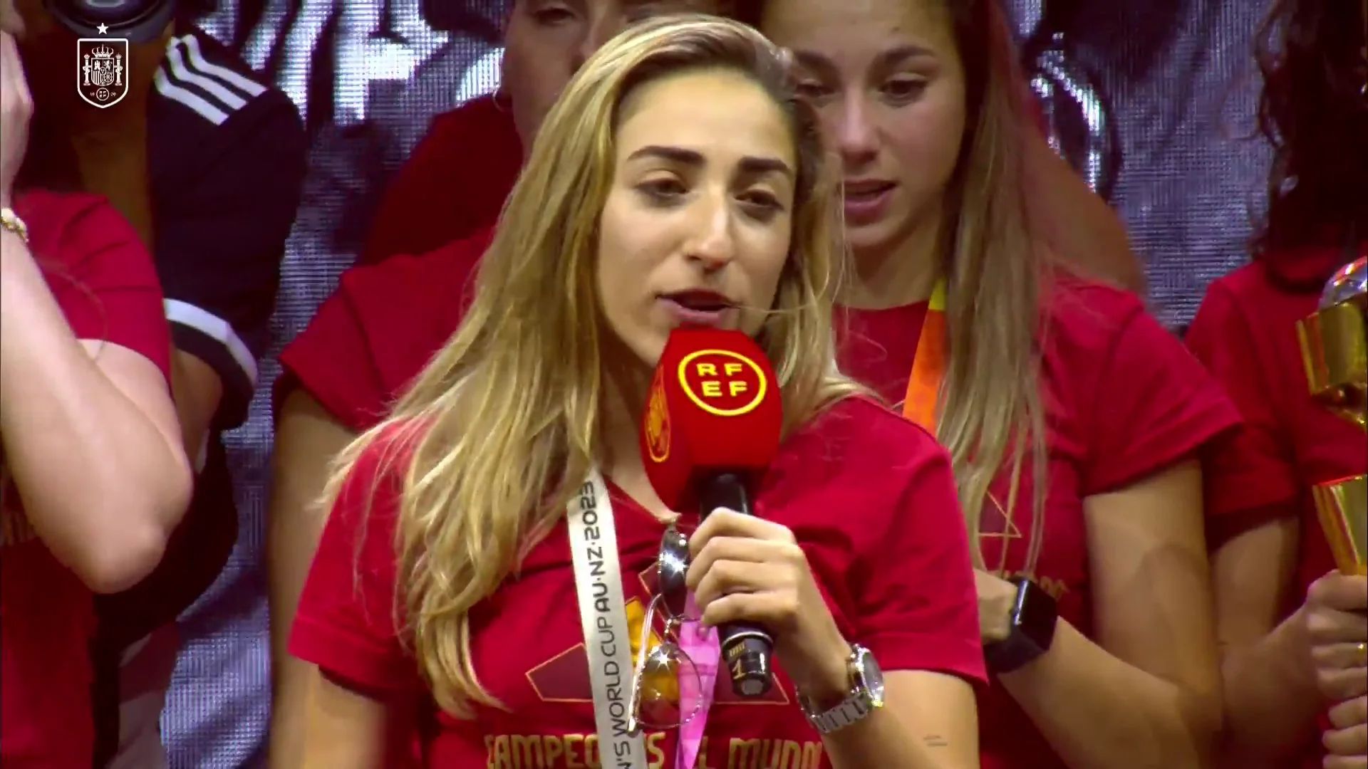 Olga Carmona toma la palabra en la fiesta de Espa&ntilde;a
