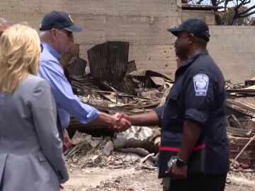 Biden vivita Hawai tras los debastadores incendios