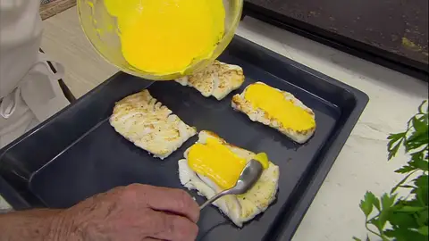 Añade la salsa holandesa por encima Añade la salsa holandesa por encima