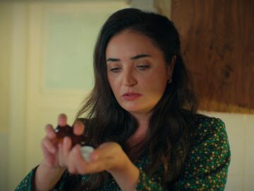 Orhan acompa&ntilde;a a Seng&uuml;l a casa para echarle una mano&hellip; &iexcl;Y ella le echa algo en la bebida para dormirlo!